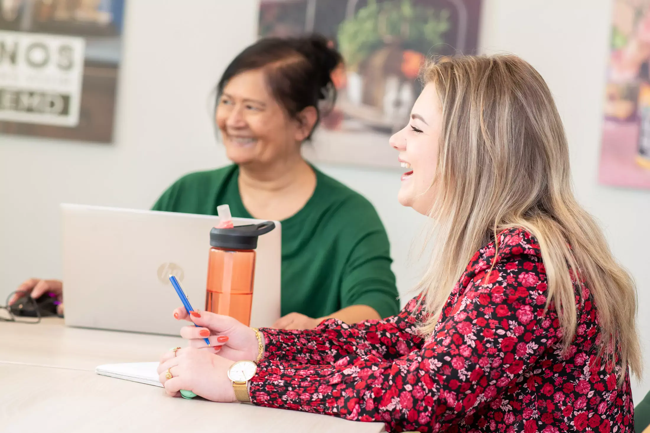 Klant en verkoopmedewerker lachen naar elkaar.