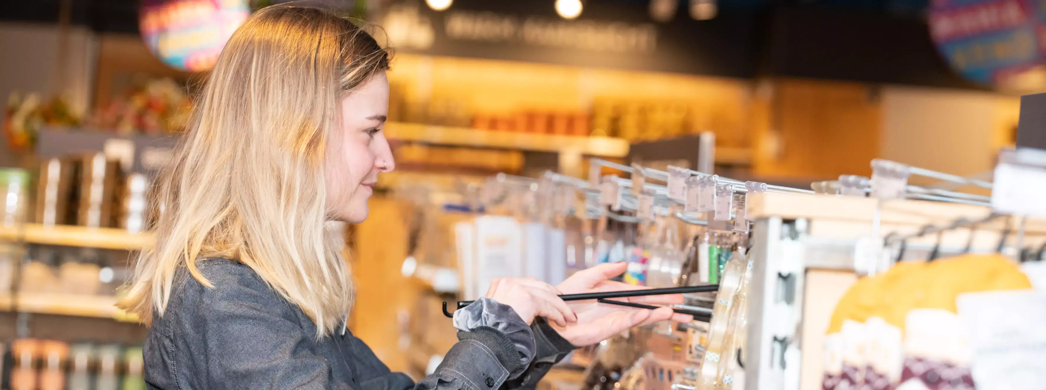 Klant en verkoopmedewerker lachen naar elkaar.
